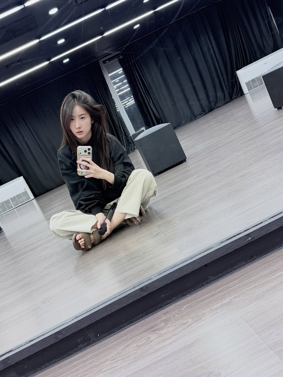 kanas_123's tweet photo. Rehearsal mode on...🎶🎤 

I was going to ask for a photo of this look. I'm happy. Bcz, look at Yo..coolagi 😎 in that casual comfy black &amp; white outfit, paired with those puppy puffshoes &amp; free hair.🫰🏼

New IG update by Yo:
https://t.co/GUeR8tMNFc

#YokoApasra #โยโกะอาภัสรา https://t.co/u7Lp0sl5pA