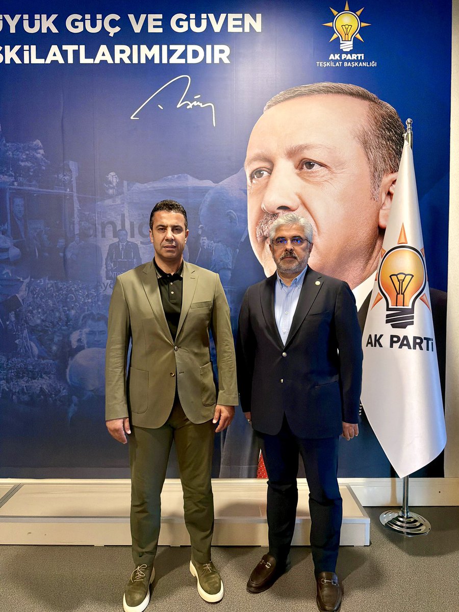 AvukatErsanAksu's tweet photo. 📍AK Parti Genel Merkezi

Genel Başkanımız ve Cumhurbaşkanımız Sn. @RTErdogan’ın tensipleriyle, teşkilat koordinatörü olduğumuz Diyarbakır İl Başkanlığı’na atanan Sn. Hamit Sümer ile bir araya geldik.
İl Başkanımızı tebrik ediyor, görevinde üstün muvaffakiyetler diliyorum.

Bugüne kadar göstermiş olduğu özverili çalışmalarından dolayı Sn. Ömer İler’e teşekkür ediyorum.

#AKParti
#TürkiyeYüzyılı 🇹🇷