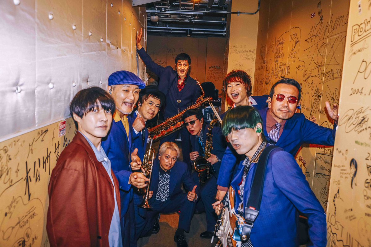 182kya's tweet photo. ブリーチしてしぬほど濃く青入れた感じで、明るい照明とか太陽光だと1,2枚目で室内だと3,4枚目の印象って仕上がりですかね？？次の髪色悩んでたけどこれにしようかな？？？次のツアーでおそろっちできる？？？あ！マサムネもまだ青継続してるかな？みんなでおそろっちしようね💙💙💙(楽しいオタクLIFE) https://t.co/kBW5AzclNv