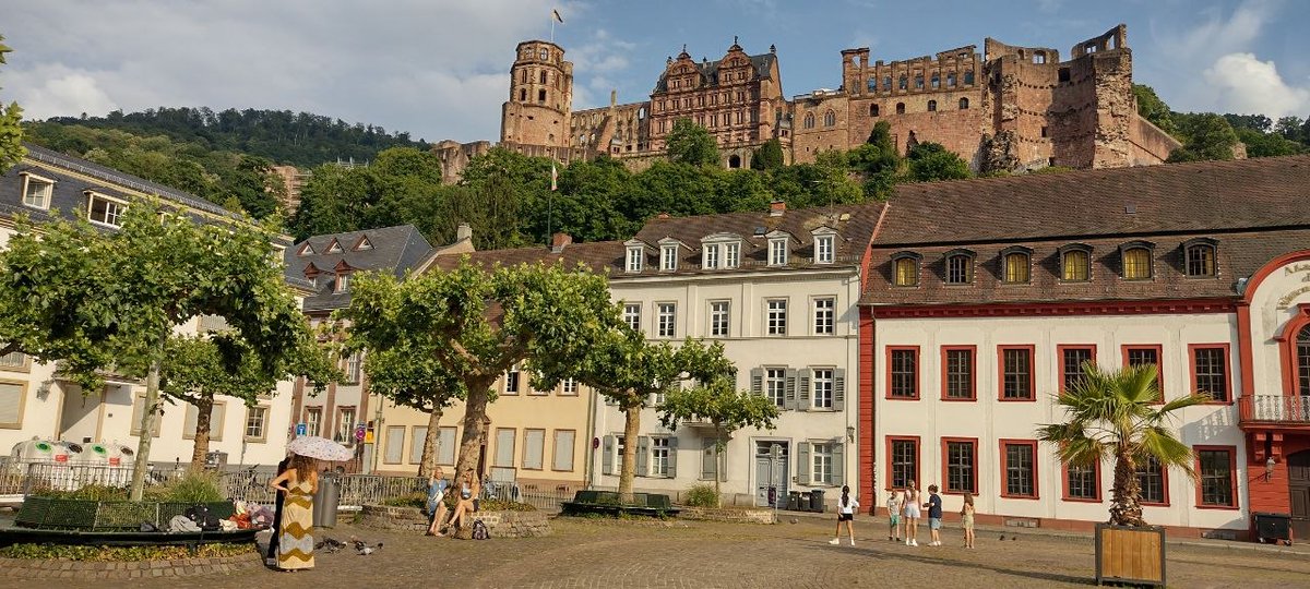 mucmeyen's tweet photo. Der Newsletter beginnt diesmal in Heidelberg, wo wir Beate Bahner interviewt haben, Subventionskultur erleiden durften und uns dann mit dem Thema #Impfen beschäftigt haben. Mehr entweder in Ihrem Briefkasten oder wie (fast) jeden Samstag auf #Pareto.
https://t.co/8MB2wskKjU https://t.co/1XxiI1NJcX