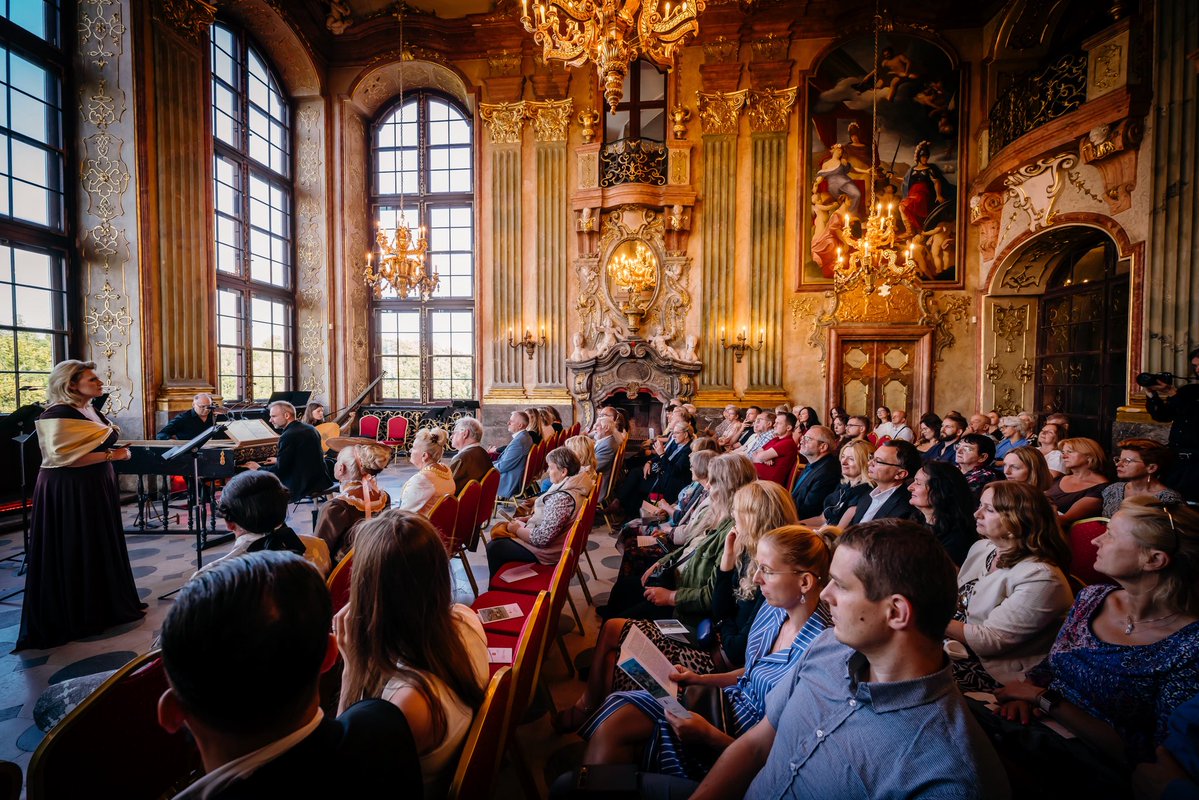 Zamek_Ksiaz's tweet photo. 🎶✨ To była prawdziwa uczta dla zmysłów! 💛 Za nami wyjątkowy koncert Amor Barocco w Zamku Książ 🏰
👏 Serdecznie dziękujemy wszystkim Artystom za niezapomniane emocje 🎻 oraz Gościom za tak liczną obecność i wspólnie spędzony wieczór ❤️ Do zobaczenia na kolejnych wydarzeniach! https://t.co/sWemI2JuNG