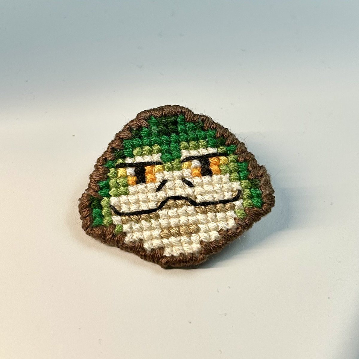 SorceressMaria's tweet photo. クロスステッチでロッタのピンバッジ作りました。SWAG用に量産しようかな？ https://t.co/oqojZJzxv5