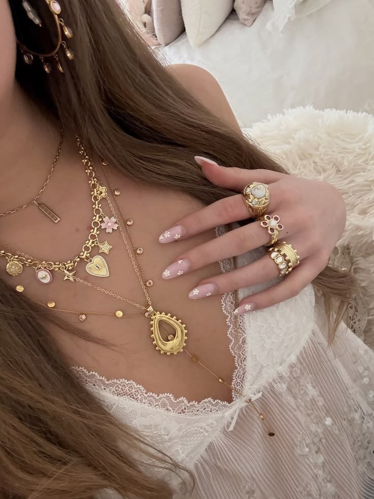 ceelasylviaa's tweet photo. the beauty of gold jewelries https://t.co/AMYsAkvn7g