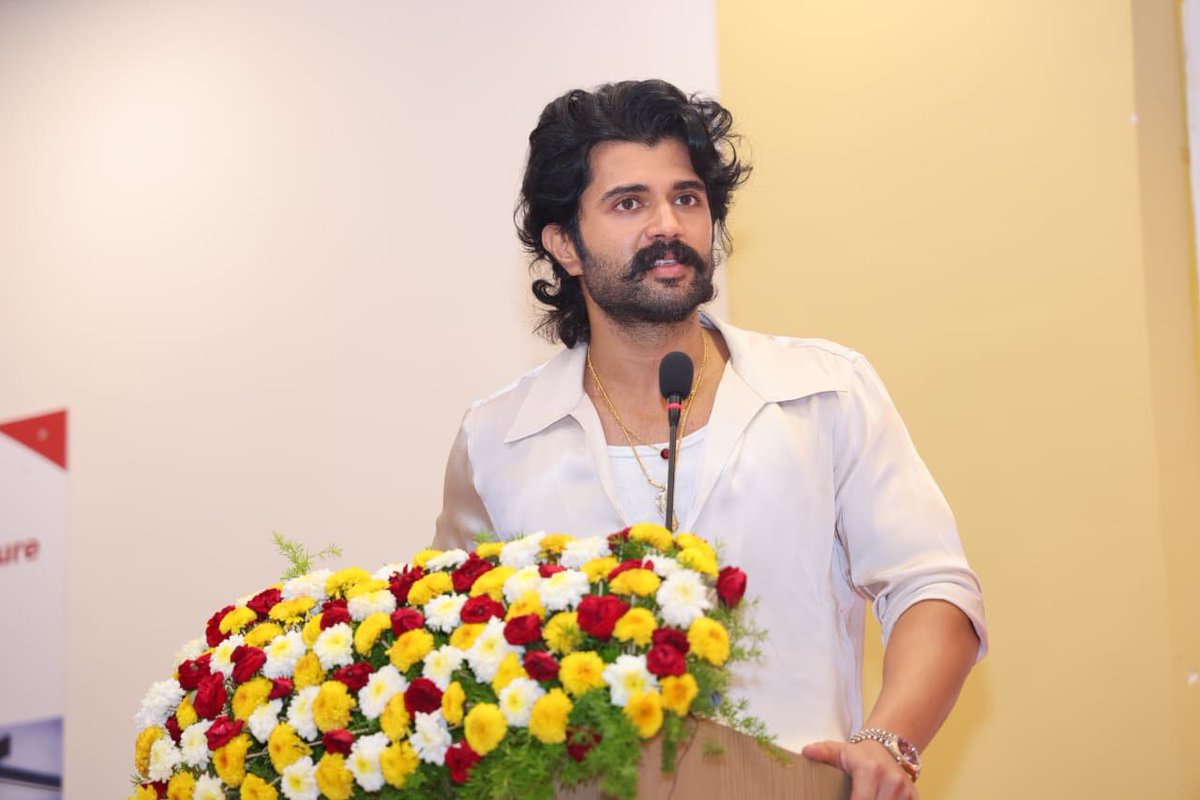 _VD____'s tweet photo. 🤌❤️
#VijayDevarakonda https://t.co/d56kbhtK6r