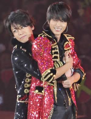 gucci0421777's tweet photo. 山下智久と亀梨和也は、今では親友として知られているが、最初から仲が良かったわけではない。

2005年、ドラマ『野ブタ。をプロデュース』で共演し、劇中ユニット「修二と彰」として主題歌『青春アミーゴ』を担当することになった。当時、山下はNEWS、亀梨はKAT-TUNに所属しており、同世代の人気グループを代表する存在として、お互いを強く意識するライバル同士だった。山下自身も後年、「当時はバチバチしていた」と振り返っている。

しかし、ドラマや『青春アミーゴ』を成功させるため、このままでは良い作品は作れないと考えた2人は、撮影前に2人きりで本音をぶつけ合う時間を設けた。「お互いの嫌なところも全部話そう」と率直に語り合ったことで、わだかまりは消え、一気に距離が縮まったという。

その結果、『青春アミーゴ』は2005年を代表する大ヒット曲となり、修二と彰は社会現象ともいえる人気を獲得。ライバルだった2人は、この作品を通じてかけがえのない信頼関係を築いていった。

その後は仕事だけでなくプライベートでも交流を深め、毎年のように正月を一緒に過ごして酒を酌み交わすほどの親友になった。

さらに2017年には、ドラマ『ボク、運命の人です。』で約12年ぶりに再共演し、「亀と山P」としてユニットを結成。再び息の合ったパフォーマンスを披露すると、多くのファンから「『青春アミーゴ』の頃を思い出す」と歓喜の声が上がった。

また、山下が亀梨の実家を訪れ、母親の手料理であるクリームシチューを楽しみにしていたというエピソードも有名である。仕事仲間という枠を超え、家族ぐるみで付き合うほどの深い友情が、今もなお続いている。