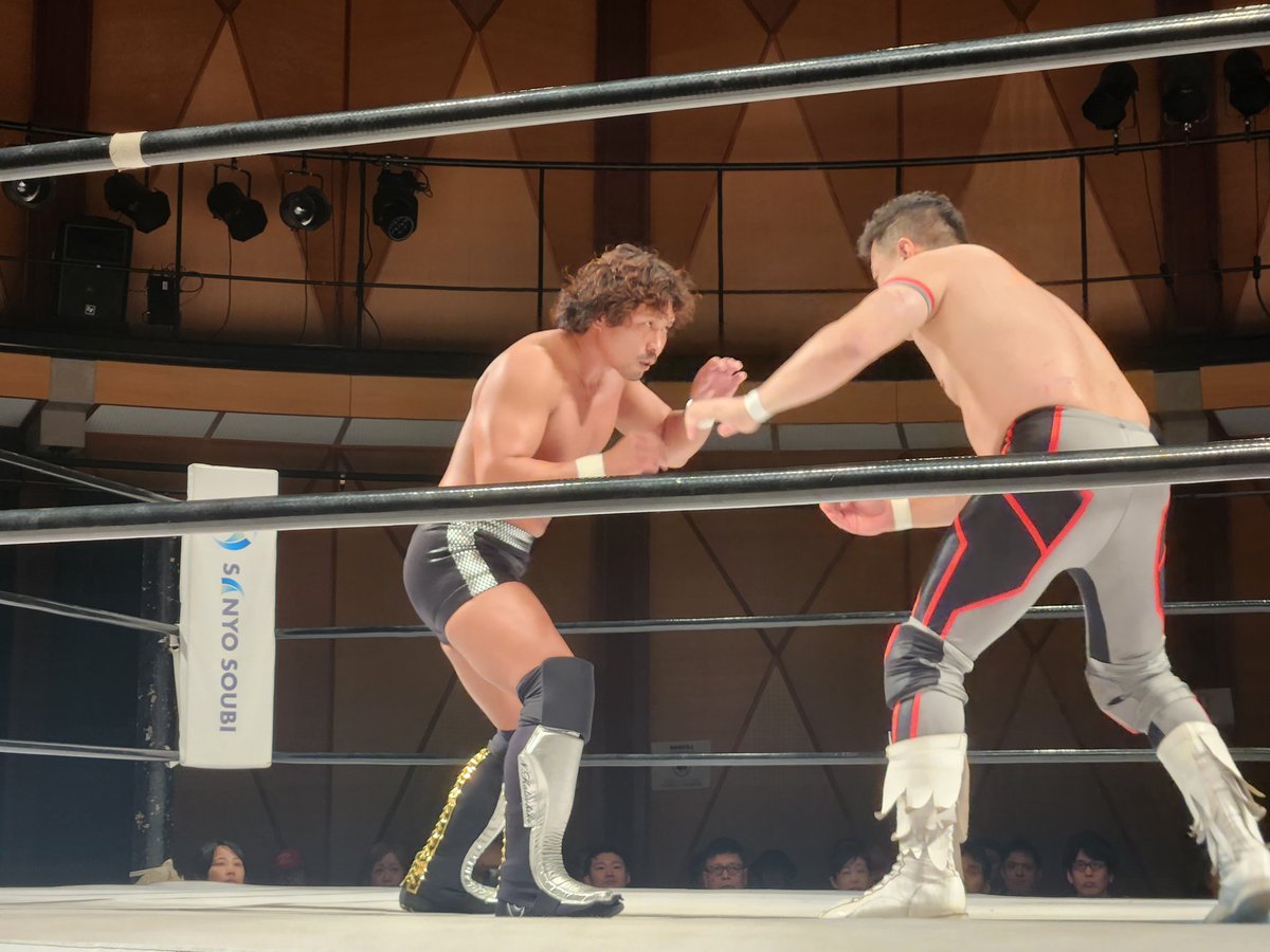yui0503s's tweet photo. メイン
中嶋勝彦さんvs宮本裕向さん
途中勝彦さん左足痛めて
無理そうかな？って思ったけど
最後は勝彦さんが裕向さんから勝利✌️
めっちゃいい試合やった😘

 #火祭り公式戦
 #ゼロワン https://t.co/7BN0r01kdF
