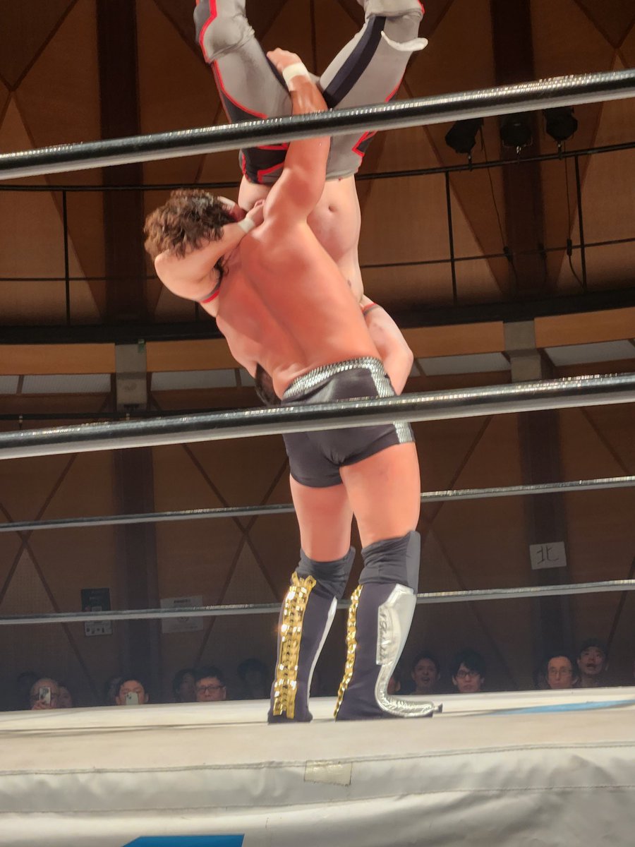 yui0503s's tweet photo. メイン
中嶋勝彦さんvs宮本裕向さん
途中勝彦さん左足痛めて
無理そうかな？って思ったけど
最後は勝彦さんが裕向さんから勝利✌️
めっちゃいい試合やった😘

 #火祭り公式戦
 #ゼロワン https://t.co/7BN0r01kdF