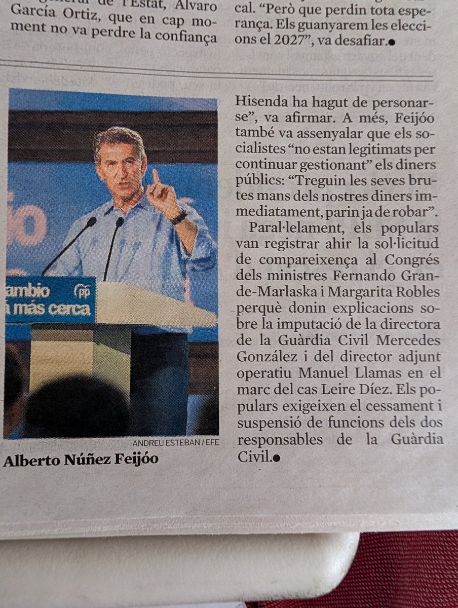 quicu_b's tweet photo. @Carolin08113141 @Cinquenton Sr.Feijoo después de ver el historial de los suyos en Galicia y el suyo propio cualquier barrendero de éste país ( Mis respetos a los barrenderos) tiene la manos más limpias que su pandilla por decir.@aargelaguer @socialistes_cat @consellbages @LaVanguardia https://t.co/A6ZXVsN20Q
