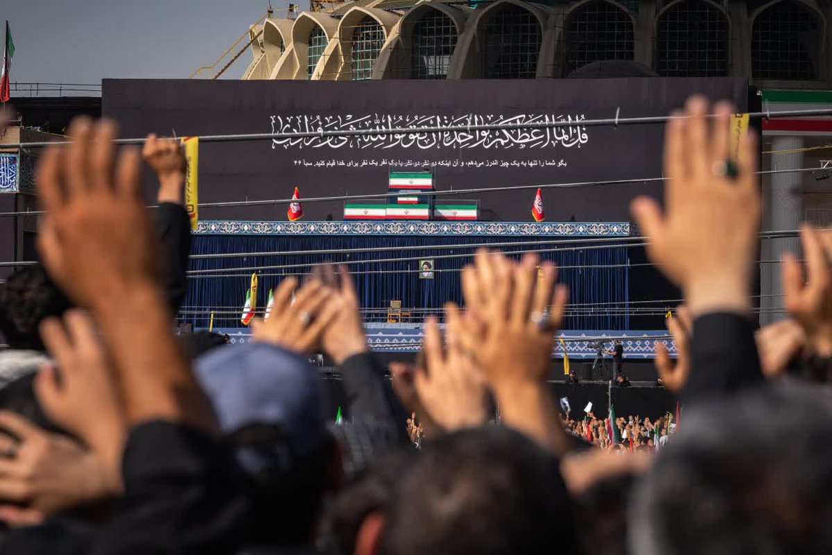 mobham__25's tweet photo. نسل جوان، امروز تنها سوگوار نیست؛ وارث مسئولیتی بزرگ برای حفظ ارزش‌هاست.
#باید_برخاست #بدرقه_سید_خراسانی https://t.co/UnSaOai6qd