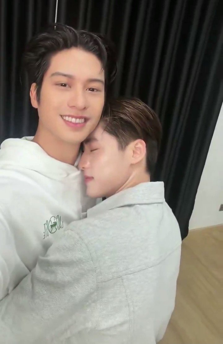 Kamequitha95's tweet photo. Baby Leng safe zone and favorite spot: Her boyfriend's chest and arms😊

HAPPYBD LENG 26TH 
#GrowingWithLeng26 
#AugustLeng #AuLeng
#LengThanaphon #augustvachiravit https://t.co/Q6YH7nRJVX
