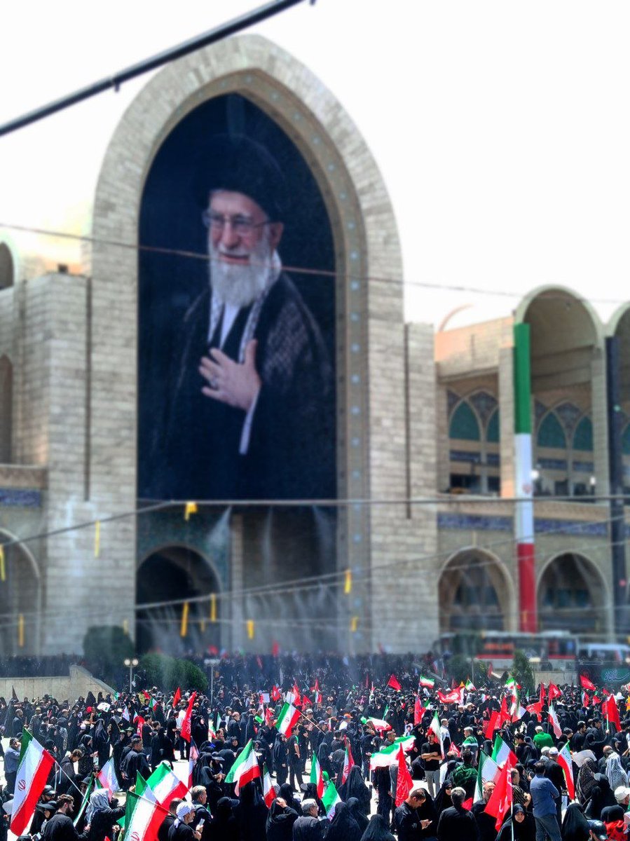 z_abed313's tweet photo. جمعیت چنان انبوه است که گویی تمام دل‌های داغدار ایران، امروز در یک نقطه جمع شده‌اند تا از درد نبودن او سخن بگویند
 این است روایت دلتنگی عاشقان #آقای_شهید_ایران 
#باید_برخاست https://t.co/lw8TdlVfA8