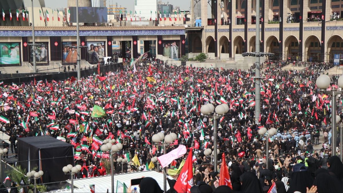 z_abed313's tweet photo. جمعیت چنان انبوه است که گویی تمام دل‌های داغدار ایران، امروز در یک نقطه جمع شده‌اند تا از درد نبودن او سخن بگویند
 این است روایت دلتنگی عاشقان #آقای_شهید_ایران 
#باید_برخاست https://t.co/lw8TdlVfA8