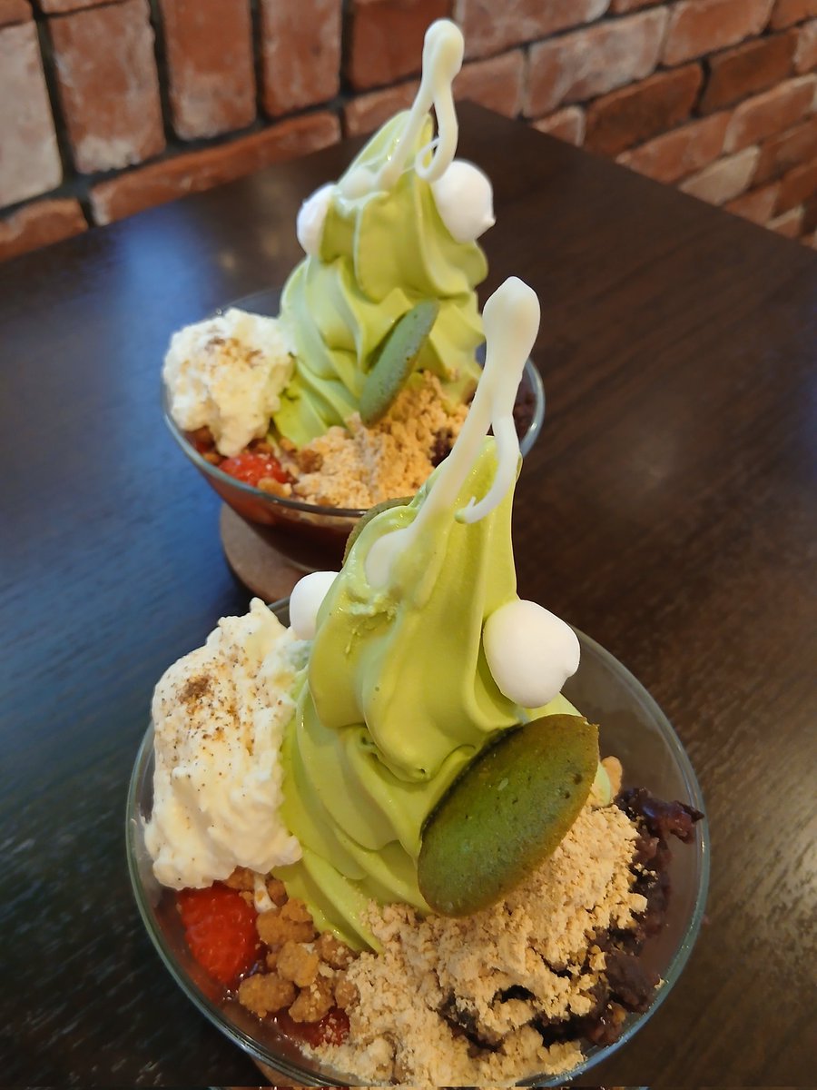 notyan's tweet photo. そそっと寄せてくれたので、笑いながら📸
美味しいでしょうとにこにこしながら食べる笑 https://t.co/oKKcoK6wsP