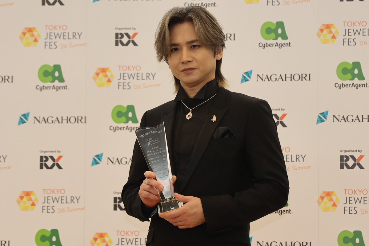 scketto1's tweet photo. 「なぜ受賞したか自分を探す旅に出たい」堂本光一が圧巻のウォーキングとお茶目なトークで会場を魅了！『第37回 日本 ジュエリー ベスト ドレッサー賞』

✨見どころをたっぷりレポート✨
・総額約1800万円の輝きに負けない圧倒的なオーラ
・「自分ですると見えない」とお茶目なコメント
・「僕らは花道という言い方をする」ランウェイへの衝撃の裏話
・後輩KAT-TUNを叱った過去と、これからの自慢エピソード（笑）

🔗記事を読む：
https://t.co/Q8jpcCQOLm

💎日本 ジュエリー ベスト ドレッサー賞 公式HP：
https://t.co/D1hl4cLMNN

🎤リポーター：下田紗羅（早稲田大学）
#堂本光一 #Scketto