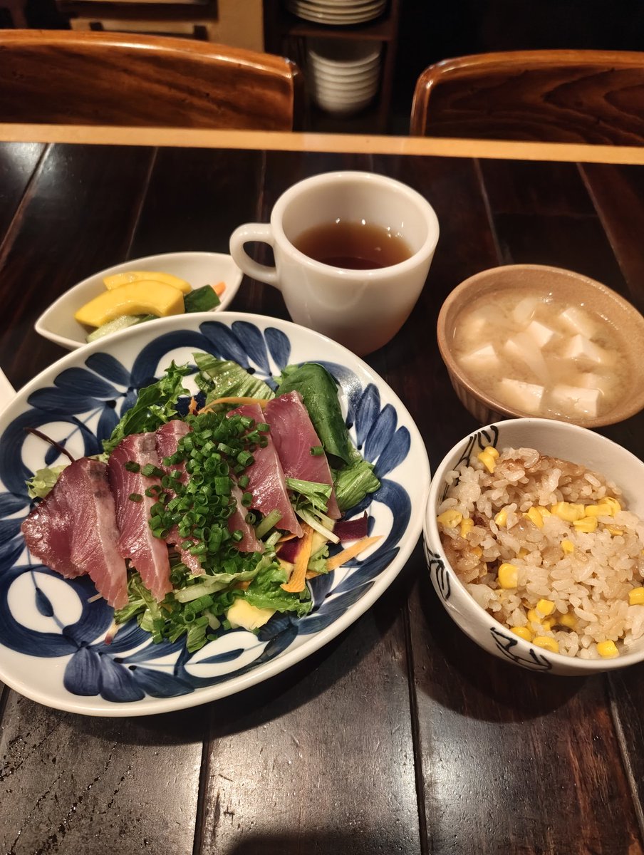 kabuka_sen's tweet photo. 忙しかった！バイトちゃんありがとう！！
カツオのお刺身サラダ
夏野菜のピクルス
トウモロコシご飯とおみそ汁！

１週間お疲れ様でした！！ https://t.co/ROJPGARoAY