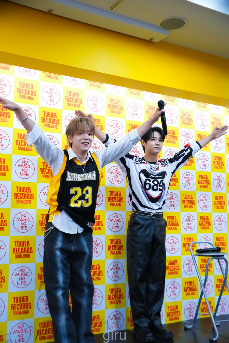 giru2323's tweet photo. ORβIT 4th Mini album ‘TRANS’ リリースイベント
2026.07.04📍タワーレコード新宿
2部 SHUNYA&amp;YOUNGHOON
Photo time📷 

作品名「バタフライ」😂😂

#ORβIT #ORβIT_TRANS 
#大��駿弥 #SHUNYA #YOUNGHOON #ヨンフン @orbit5_ofcl https://t.co/QpsIdVnXLd