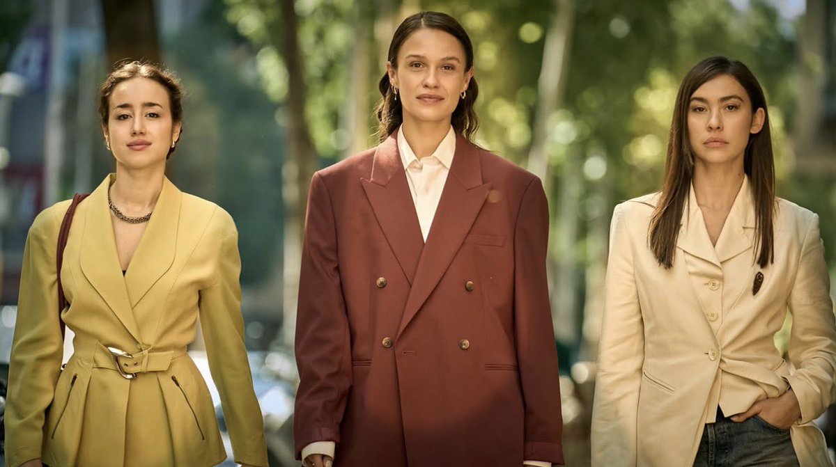 PreviouslySerie's tweet photo. #LaVidaBarcelona

🔴NOVEDAD🔴

Llega la VERSION ESPAÑOLA de #EmilyInParis.

Como @NetflixES no trajo nunca al personaje a nuestro país, la directora de la serie Katina Medina Mora (#EmilyInParis, #TheSummerITurnedPretty) pone en marcha su propia historia a la española.

Siendo presentada como una historia sobre la identidad impulsada por mujeres, Holly Mae Brood protagoniza junto a Priscilla Delgado, Greta Fernández, Martiño Rivas y Agustín Della Corte.

La sinopsis de la serie de @BetaFilms y @millstreetfilms sigue a la joven diseñadora holandesa Julia, que es enviada a Barcelona por su poderosa madre para socavar en secreto una agencia rival. Pero pronto, Julia es arrastrada por la vibrante ciudad, el nuevo trabajo y dos hombres.