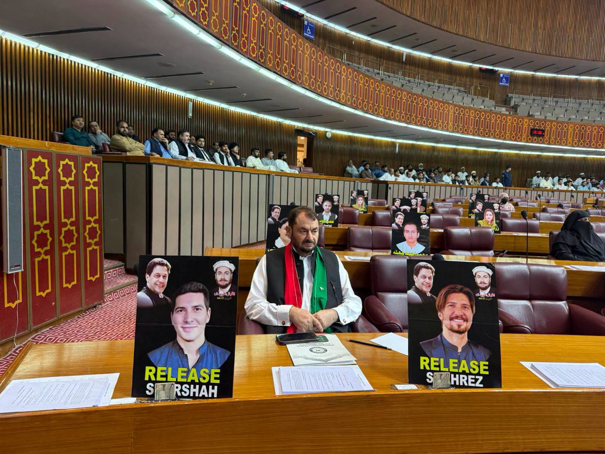 IqbalAfridiPTI's tweet photo. پورے ملک میں کوئی ادارہ, کوئی کرسی، کوئی مکینزم نہیں کہ وہ عمران خان کی انکھ بچا سکے یا اس کی علاج کے لیے ان لوگوں کو مجبور کر سکے۔ پارٹی تو خاموش ہے ۔
ایم این اے اقبال آفریدی https://t.co/7nY8hhbWdq