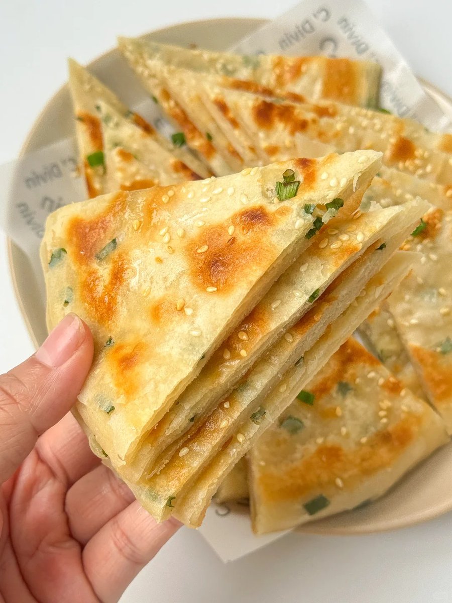 chalooooo0124's tweet photo. Craving late-night street vibes This warm crispy fried pancake stuffed with scallions and minced pork hits different! https://t.co/tGwm8aD4xG