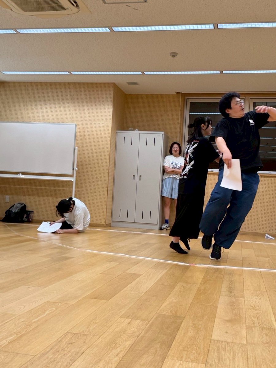 mezaki_tasuichi's tweet photo. レティクル座稽古でした！
アクティブ！やったー！
マジでこういうお芝居役者でやってないなぁ…！演出の時はこういうのやらせてるわけだから、やれねば！
ぞくちょにファンサをもらう目崎 https://t.co/bf2t9yc9fw