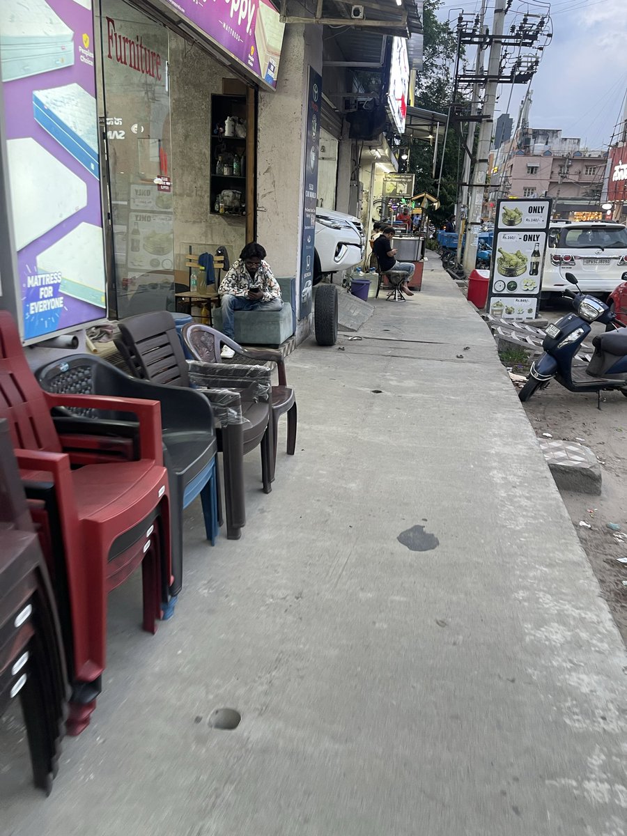 guhansun's tweet photo. @comm_blr_south @krishnabgowda please visit Vijaya Bank Layout as well with your bulldozers &amp; tractors. 🚜 

The area has been neglected for years, pedestrians have to end up walking on the road and it is highly dangerous as vehicles speed by. https://t.co/P75hUwWf1F