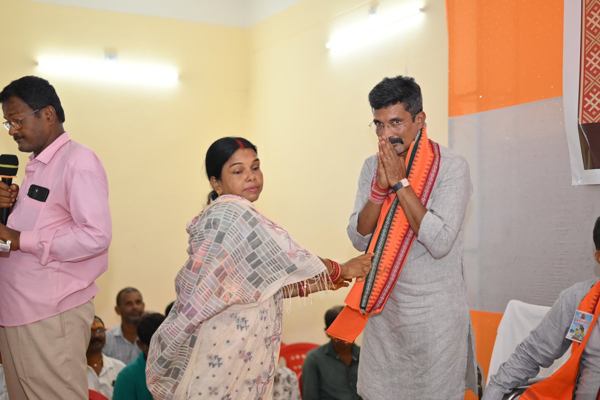CSNandaOdisha's tweet photo. ନୀଳଗିରି ୫ ନଂ ଓ୍ବାର୍ଡ ସ୍ଥିତ କଲ୍ୟାଣ ମଣ୍ଡପ ଠାରେ ଆୟୋଜିତ ନୀଳଗିରି ନିର୍ବାଚନ ମଣ୍ଡଳୀ ସ୍ତରୀୟ ସାଂଗଠନିକ ବୈଠକରେ ଯୋଗଦେଇ ମୋର ବିଚାର ରଖିବା ଅବସରରେ। https://t.co/FsdZpQxwGB