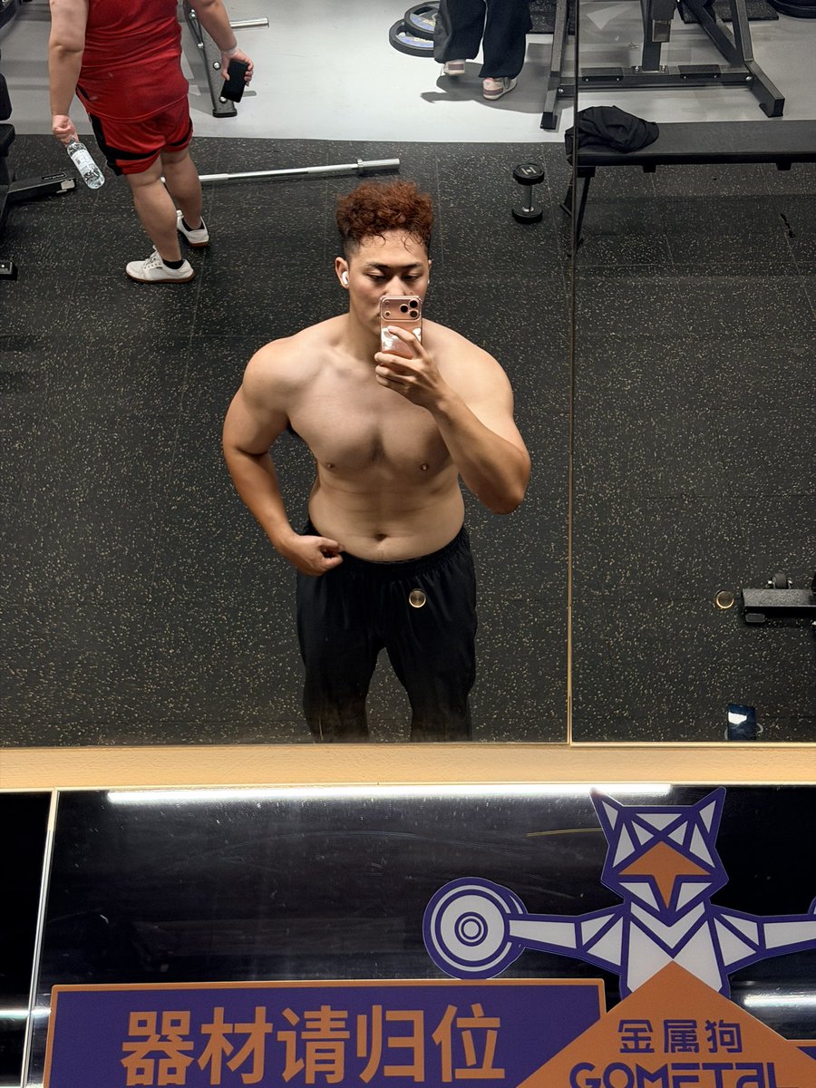 Limuli8cai's tweet photo. 这个月瘦了十斤了，有感觉吗？#健身 #肌肉男 #高壮男 #减脂 https://t.co/P0YCLRS7Jh
