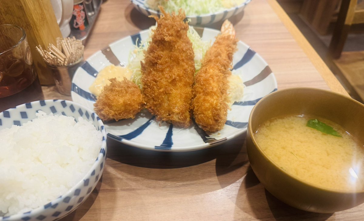 kouchan8686's tweet photo. いつも市場の人に高級フライ定食をご馳走になるんですが…

いつも美味しいんだけど、今日のアジフライはいつもより最高にふっくらでめちゃくちゃ美味しかった！！

やっぱり旬のものは味が違うね！！ https://t.co/WwGQNnyVAi