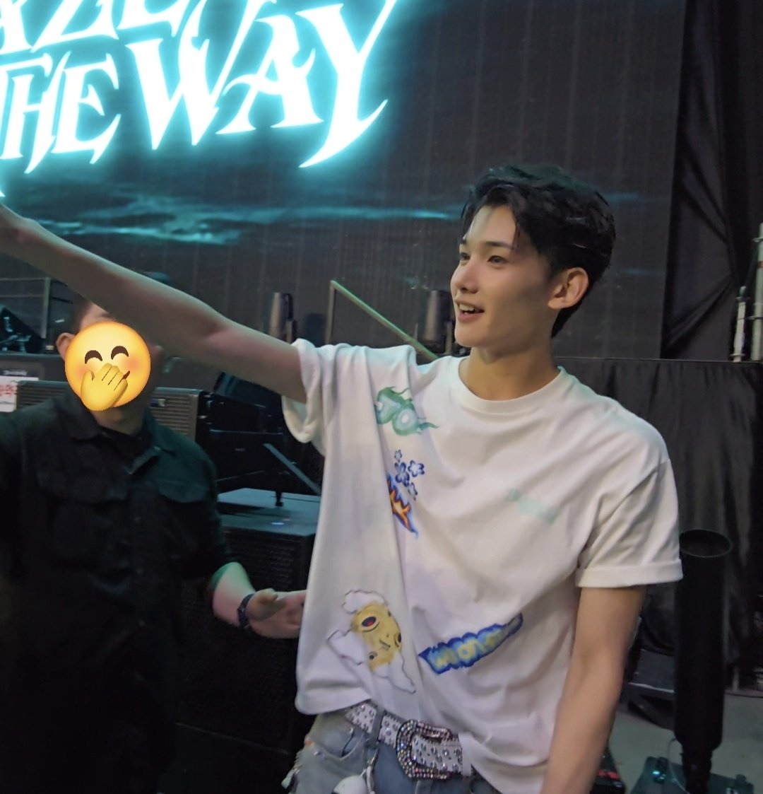 jo_and_mal's tweet photo. 260704  밋그에서도 공손한 강아지 모드로 감사합니다감사합니다☺️ 인사 엄청하고 
마지막 순서 휀분까지 끝까지 셀카찍어쥬고 들어가는게 너무 귀여웠음. 너무착해..  쪽. https://t.co/RMaAHQYQmE