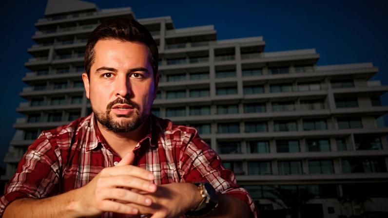 EleicaoBr2026's tweet photo. 🚨 BOMBA: Escândalo liga Paulo Figueiredo a fraude milionária em hotel e aposentadorias

Uma operação revelou suspeitas de fraude envolvendo o nome de Paulo Figueiredo em um esquema que teria abalado investimentos em hotel de luxo e atingido recursos ligados a aposentados. Investigações apontam conexões com irregularidades financeiras e possíveis desvios milionários, ampliando a pressão sobre os envolvidos e trazendo novos desdobramentos no caso. 

🗞️ Metrópoles
