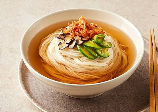 chickensaelo's tweet photo. 의외로 모르는 사람이 많다는 소면의 뜻 🍜

많은 사람들이 소면의 소 를
'작을 소(小)'라고 생각합니다.

하지만 소면의 소 는 작을 소(小)가 아니라, 흴 소(素) ​입니다.

소(素)는 '희다', '꾸밈이 없다', '본래의 것'이라는 뜻으로
소면은 순수한 밀가루로 만든 면​이라는 의미를 가지고 있습니다.

반면 중면(中麵)​​은 가운데 중(中을 써
면의 굵기를 나타내는 이름입니다.

소면이 가장 얇다 보니
작을 소(小)라고 착각하기 쉽지만
실제로는 한자 뜻이 전혀 다른 단어입니다.