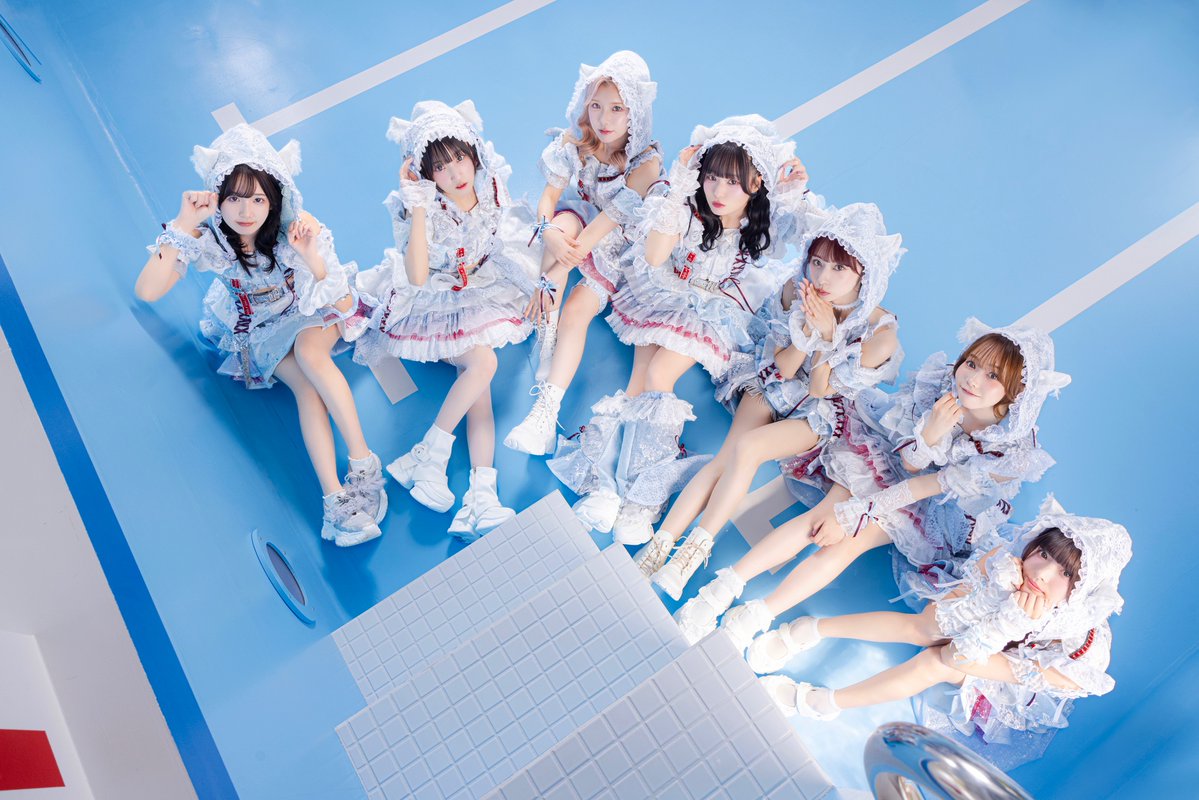 アヤメを手入れするアヤメ娘、F3号油絵、佐原聖春 ＿＿＿◣＿＿＿＿＿◢＿＿＿ 🔥新衣装全体アー写公開🔥 上木ゆずか