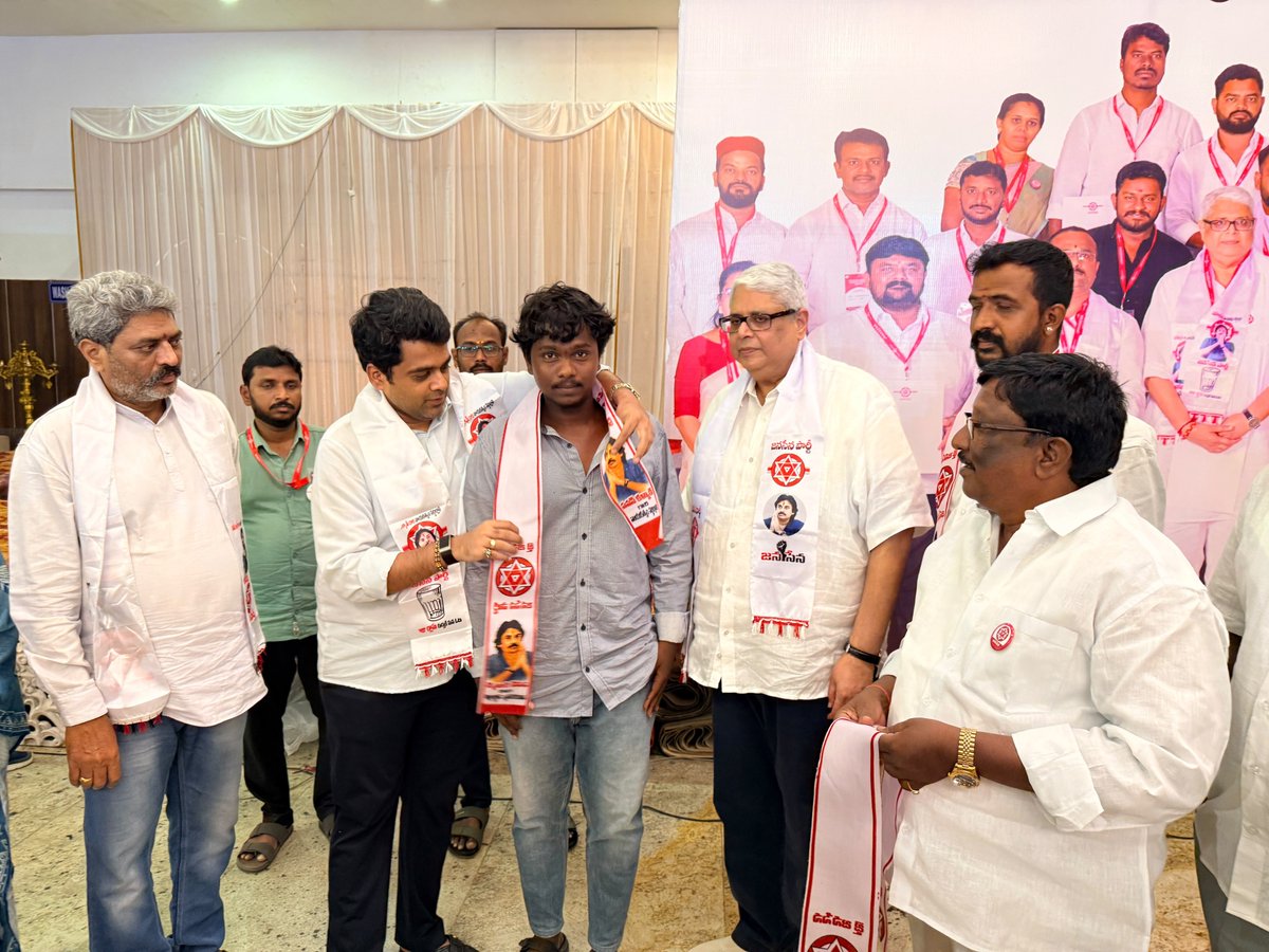 tc_varun's tweet photo. జనసేనలోకి చేరికల వెల్లువ... 

వైసీపీ నుండి 50 మంది చేరిక...  

జనసేన పార్టీ కండువాలు కప్పి సాదరంగా ఆహ్వానించిన అనంతపురము పార్లమెంట్ సమాచార సేకరణ కమిటీ పరిశీలికులు, టిడ్కో చైర్మన్ శ్రీ @AjayaKumarJSP గారు, అనంతపురము ఉమ్మడి జిల్లా అధ్యక్షులు, అహుడ చైర్మన్ శ్రీ @tc_varun గారు...

@JanaSenaParty అధినేత, @APDeputyCMO, శ్రీ @PawanKalyan గారి ఆశయాలు సిద్ధాంతాలను క్షేత్రస్థాయిలోకి తీసుకెళ్లాలని పిలుపు...

పార్టీ బలోపేతానికి కష్టపడే ప్రతి ఒక్కరికి జనసేనలో సముచిత స్థానం...

శ్రీ పవన్ కళ్యాణ్ గారి నాయకత్వం వర్ధిల్లాలి అంటూ పెద్దపెట్టున నినాదాలు...

ఈ కార్యక్రమంలో నగర అధ్యక్షులు, సింగనమల నియోజకవర్గ ఇంచార్జ్, జిల్లా కమిటీ సభ్యులు, వీరమహిళలు తదితరులు పాల్గొన్నారు...