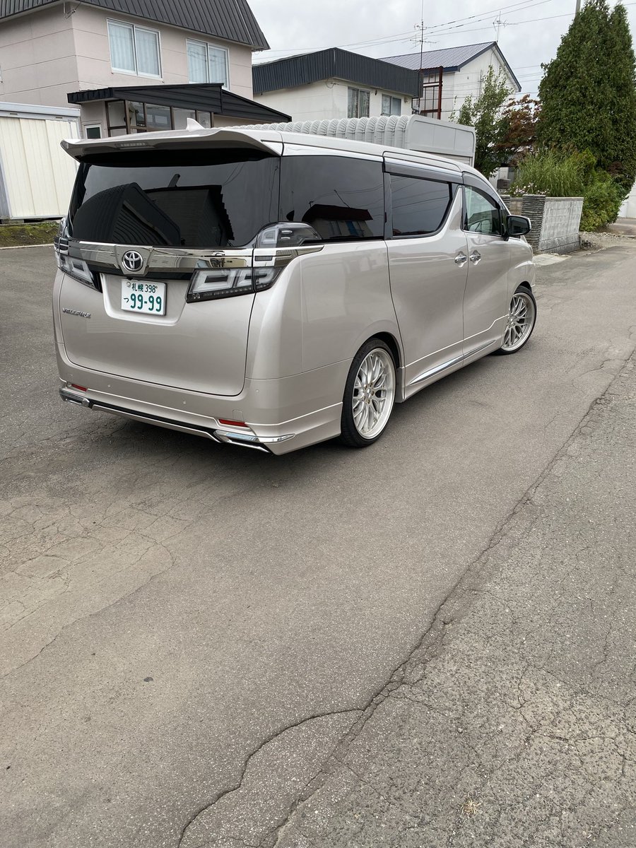 hide1122kurata's tweet photo. そして欲しかった車にも乗り換えた
ちょっと古いけど30ヴェルファイア後期
#車乗り換え
#ヴェルファイア 30 https://t.co/dSH39coh4E
