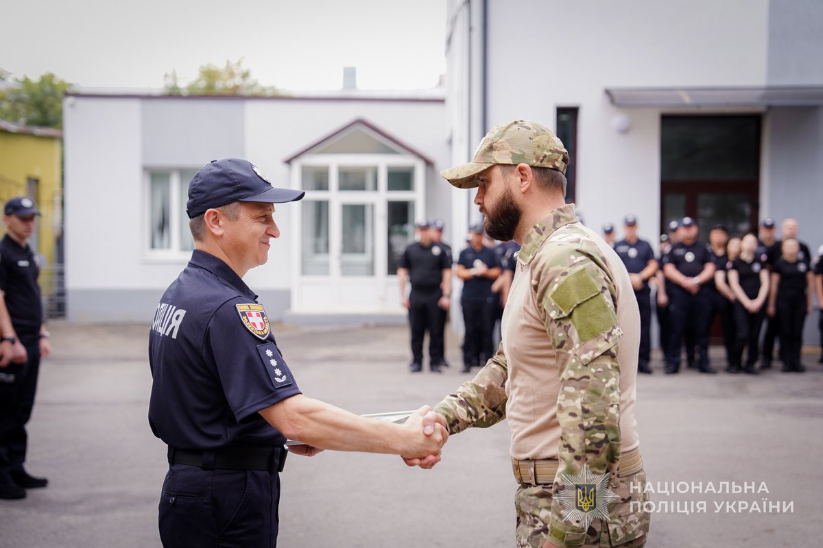 PoliceVolyn's tweet photo. Захищають на фронті і в тилу: з нагоди професійного свята відзначили поліцейських📷

Деталі тут: https://t.co/Pp05qJg7HN

#волинь #поліція #день_поліції https://t.co/oPLR7kX1IH