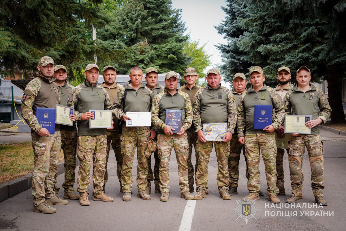 PoliceVolyn's tweet photo. Захищають на фронті і в тилу: з нагоди професійного свята відзначили поліцейських📷

Деталі тут: https://t.co/Pp05qJg7HN

#волинь #поліція #день_поліції https://t.co/oPLR7kX1IH