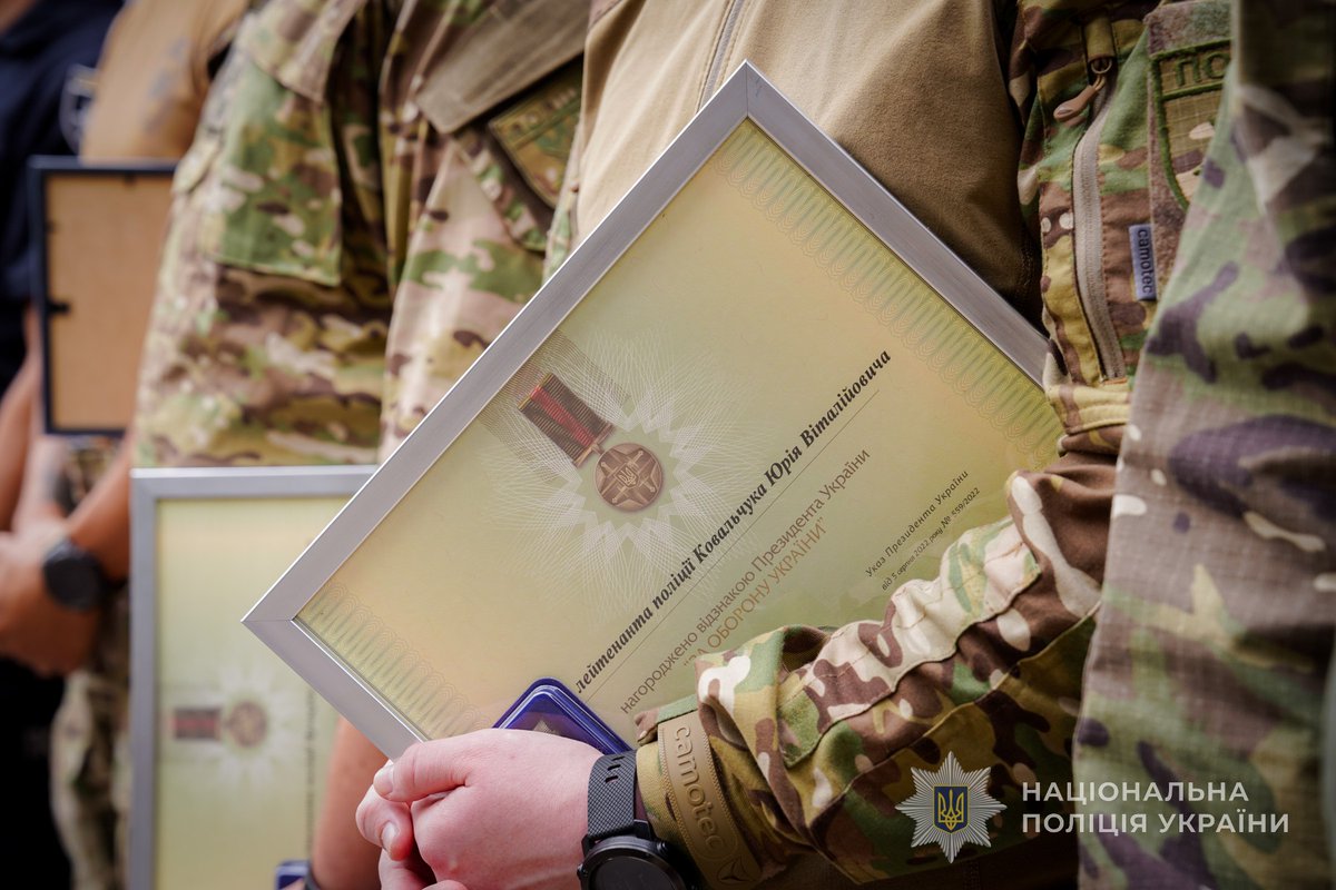 PoliceVolyn's tweet photo. Захищають на фронті і в тилу: з нагоди професійного свята відзначили поліцейських📷

Деталі тут: https://t.co/Pp05qJg7HN

#волинь #поліція #день_поліції https://t.co/oPLR7kX1IH