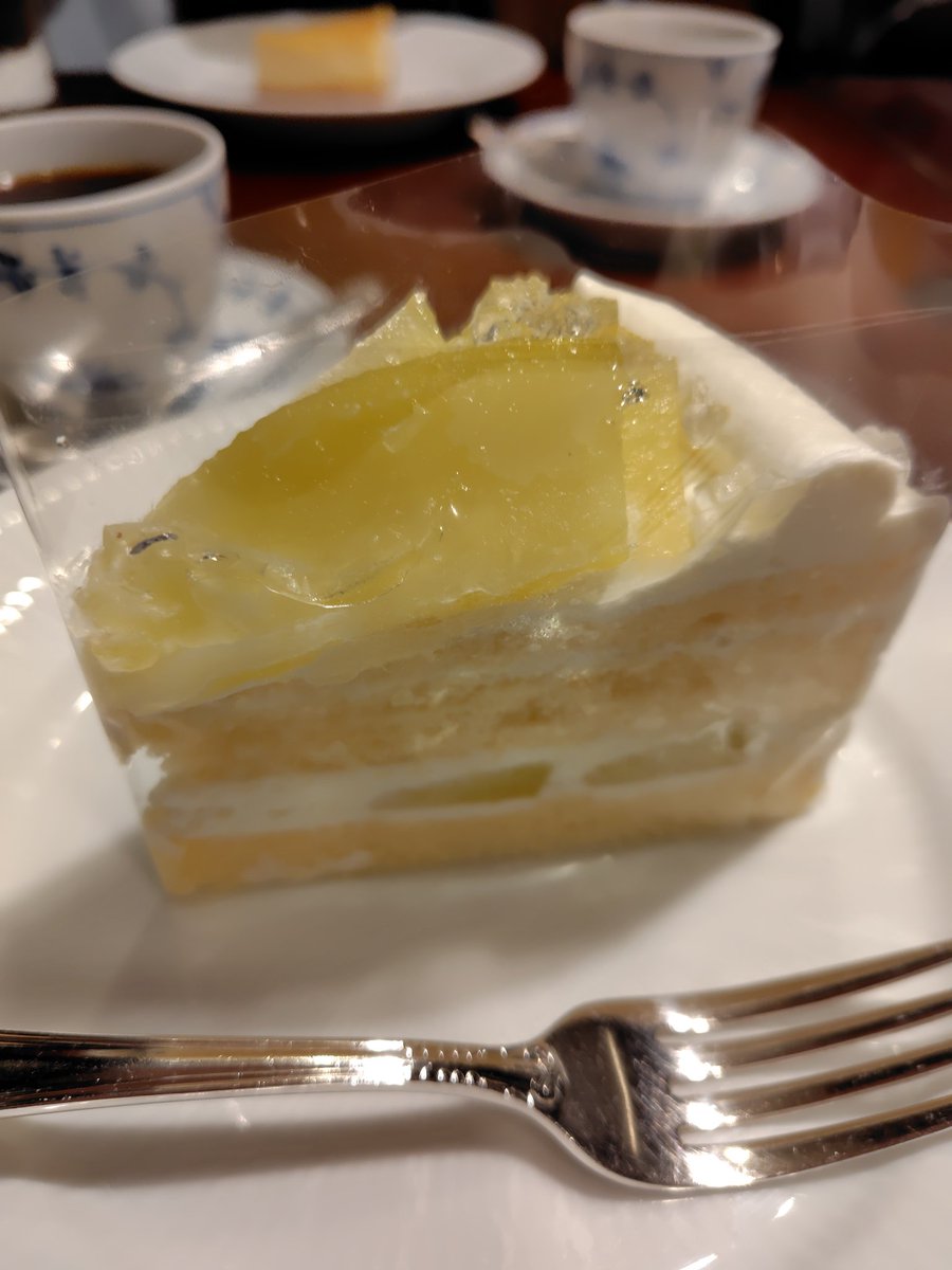 harepseal's tweet photo. それから英国風パブでXS話をしたよ。
幸せ時間。
オリジナルカクテルも作ってくれた。 https://t.co/6z1v7GPwoY