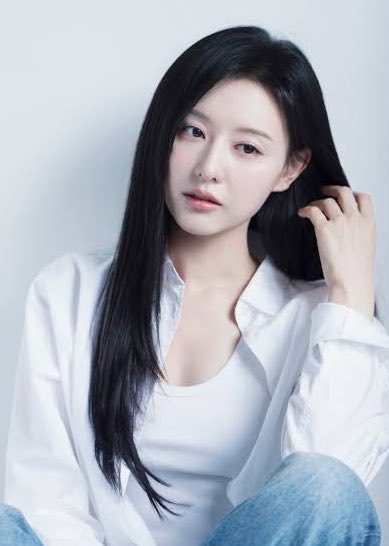 ItsMeTee7's tweet photo. Kim Jiwon in talks for kdrama remake of famous Japanese series “Gokusen”.
The story is about a mafia heiress who joins a boys highschool as teacher and whips them to shape. 

🔗: https://t.co/mywEJGOA4n https://t.co/9CxxJZY76T