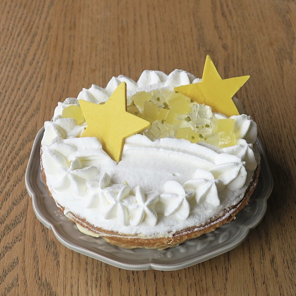 lemonono_'s tweet photo. ユーハイム／七夕レモンパイ
レモンムースはふわしゅわ。程よい酸味。クリームと混ざり合うとやさしい酸味に。パイ生地は甘香ばしくサクサク。空気を多く含みムースやクリームとも一体感があります。食感も味わいも軽やかなレモンパイ。こちらは関西・東海・愛媛・岡山エリアのデザイン。7月7日まで。 https://t.co/F5VWyYvYXm