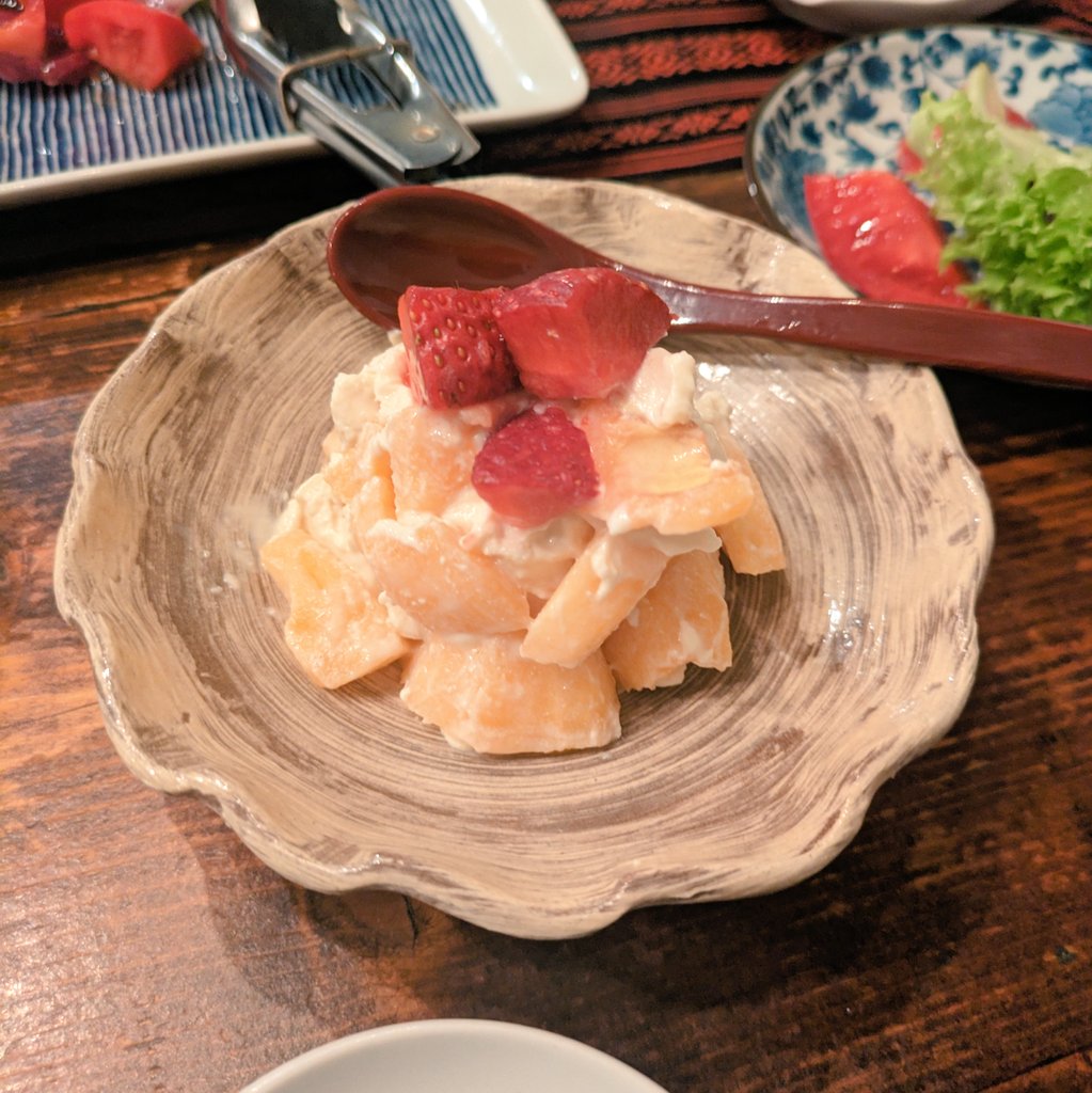 yuih_YOUI's tweet photo. ああ、今日もやることいっぱいのまま夜が更けていく。。。今日はゴキゲンなワンピースを着てたから、どこかに遊びに出かけたかったのにな。

さて、これは過日の苺と枇杷の白和え。この日、上半期一いいこと起こったのよね。魔法の白和えである。 https://t.co/d1lN7OFifn