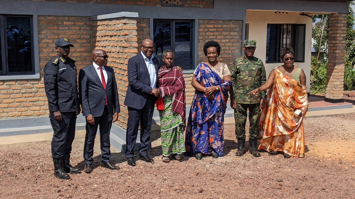KigaliUpNews's tweet photo. PM  Justin Nsengiyumva joined residents of Bogogwe Sector, Nyabihu District to celebrate Liberation Day.  The event includes handing over 30 houses constructed by Rwanda National Police (RNP) and Rwanda Defence Force (RDF) for vulnerable families. https://t.co/LD89Rg54MK