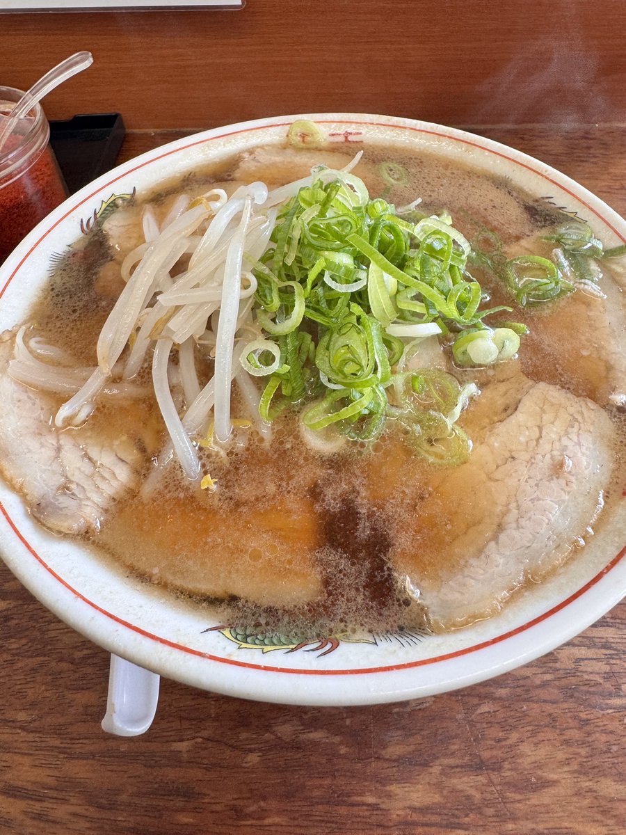 enmaebi's tweet photo. 本日オリオンさん宅にボーナスセールに出品する追加シュリンプを仕入れに行きました🦐
目玉は種親級ダイヤモンドブラックと、種親級��ーネットです‼️
導入したばかりにつき来週掲載予定です📣
HPチェックして下さい！

オリオンさんと2回目のラーメン🍜も美味かったです！チャーシューも👍笑
#SNOBEL https://t.co/YP8GvEPlL7