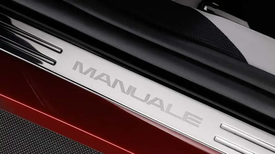 titistechguide's tweet photo. Ferrari baru aja ngerilis versi "manual" buat flagship V12 mereka, 12Cilindri. Tapi kalau kita bedah teknologi di baliknya secara detail, ternyata ini bukan transmisi manual mekanikal biasa! 🤯

Sebuah thread singkat dari @titistechguide 🧵👇 https://t.co/ycljsX6LVN