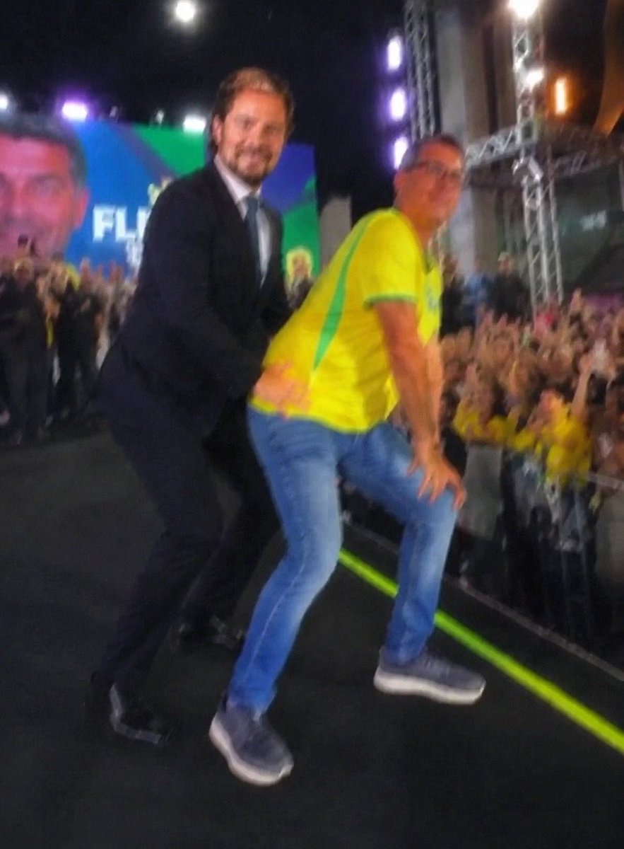 BertolucciGab's tweet photo. Isso é postura de Senador? @FlavioBolsonaro 

Onde já se viu! Um membro do Congresso ser enrrabado por um banqueiro corrupto... https://t.co/G3MevkH1lB