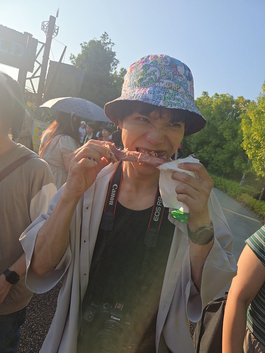 近澤さんと兄弟してた。 あとターキーレッグ食べた。