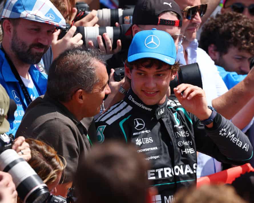 radiopaddock's tweet photo. Kimi passou Hamilton no meio da sprint e venceu em Silverstone. O Lando saiu de P6 pra P3, mas terminou cobrando a McLaren no rádio pela gestão de energia, então nem deu pra comemorar em paz.

E o Max perdeu posições e terminou em P6. Tá difícil ver tudo dando tão errado pra ele https://t.co/BukFFeJgLF