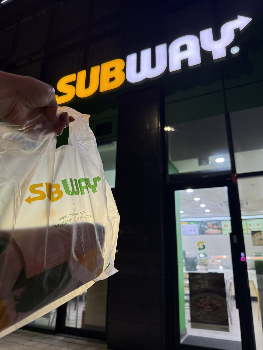 chapiik7's tweet photo. 引っ越したてで、退勤後最近ずっと外食🍔
프랭크버거バンズにバター🧈塗って焼いてるのか、断面がサクサクだしバターの🧈香りがめっちゃいい！一口食べたら湯気が出てくるハンバーガー🍔って初めてみた🤣 https://t.co/FWBesxqwjS