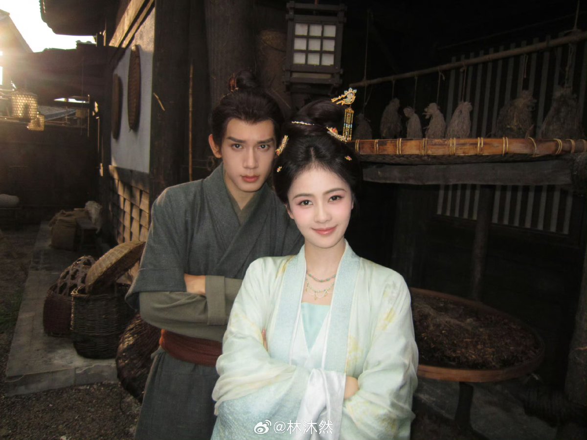 itsmybailu's tweet photo. Actor Lin Muran who plays Han Mingxi in the drama Moli - The First Jasmine posted 2 photos related to Bai Lu
with caption :
-Across mountains and rivers, in ordinary alleys and lanes, there is always a place to return to.

#bailu #linmuran #moli #moliending #thefirstjasmineend https://t.co/LNPPATN1U4
