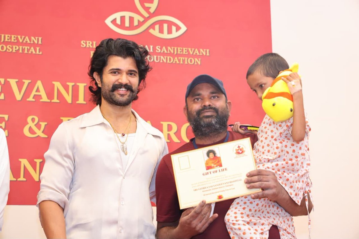 AnantapurBO's tweet photo. #VijayDeverakonda at the Sri Sathya Sai Sanjeevani Center for Child Heart Care &amp; Research with #HarishRao garu. https://t.co/cNtlZZcoxf